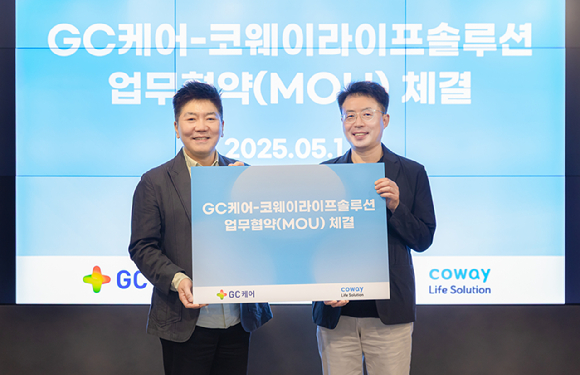 지난 15일 서울 구로구 지타워 코웨이라이프솔루션 본사에서 열린 협약식에서 김명곤 코웨이라이프솔루션 대표이사(오른쪽)와 김진태 GC케어 대표이사(왼쪽)가 기념 촬영을 하고 있다. [사진=코웨이]