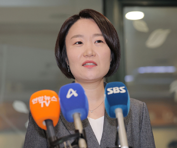 이소영 중소벤처기업부 장관 후보자가 지난 8일 서울 여의도 소상공인연합회를 방문한 뒤 취재진 질문에 답변하고 있다. [사진=연합뉴스]