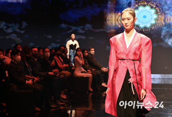 30일 오후 서울 강남구 삼성동 섬유센터에서 열린 '2022 메타패션 쇼케이스 행사'에서 모델들이 런웨이를 하고 있다. [사진=김성진 기자]