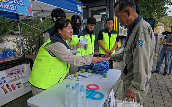 안전점검의 날 행사 참가자들이 출근길 임직원에게 격려품을 나눠주며 작업 안전 실천을 당부하고 있다. [사진=영풍]