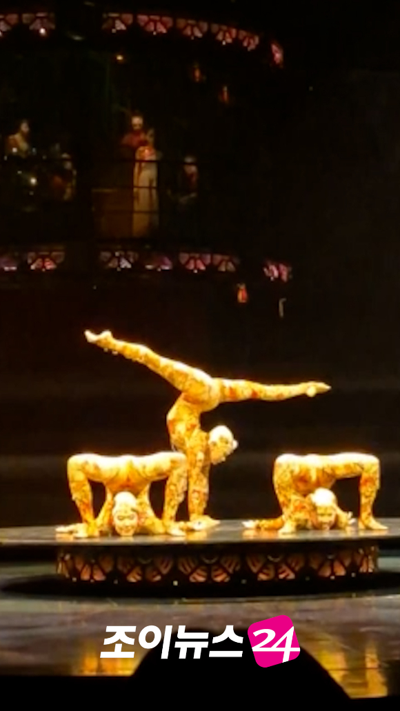 배우들이 지난 15일 오후 서울 잠실종합운동장 내 빅탑에서 열린 태양의서커스 '쿠자(KOOZA)' 프레스 컨퍼런스에서 환상적인 무대를 선보이고 있다. [사진=김양수 기자]