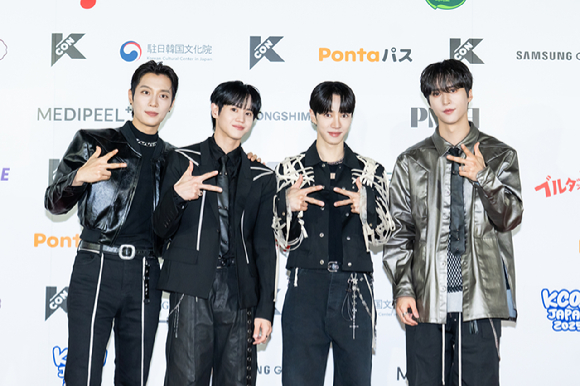 그룹 하이라이트가 지난 11일 일본 지바현 마쿠하리 멧세에서 개최된 '케이콘 재팬 2025(KCON JAPAN 2025)' 레드카펫 행사에서 포즈를 취하고 있다. [사진=CJ ENM]