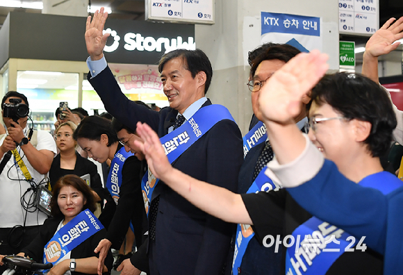 조국혁신당 조국 대표, 황운하 원내대표를 비롯한 의원들이 13일 오전 서울 용산구 용산역에서 시민들에게 추석 귀성인사를 하고 있다. [사진=곽영래 기자]