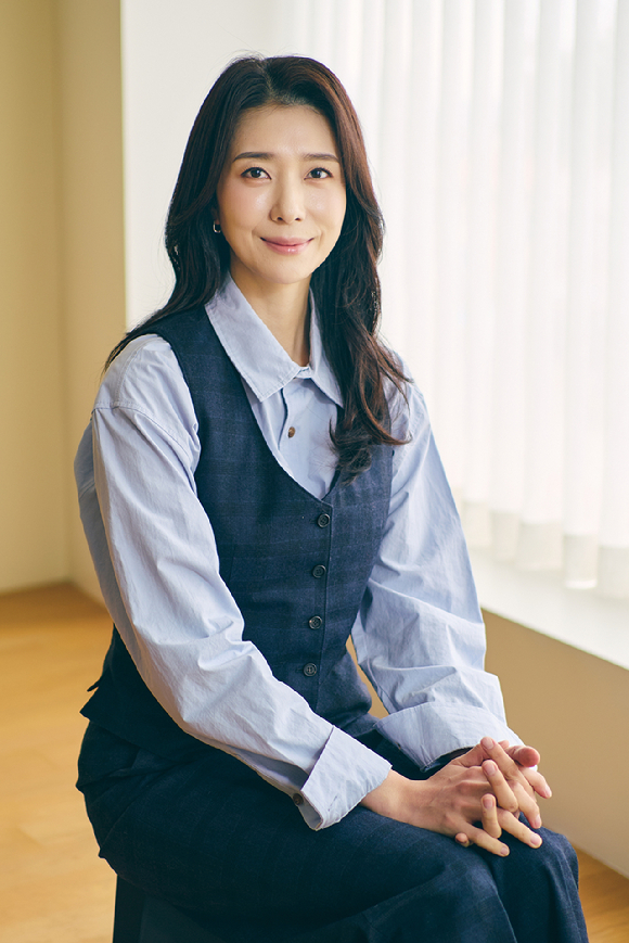 배우 김지현이 쿠팡플레이, 지니 TV 오리지널 시리즈 'UDT: 우리 동네 특공대' 인터뷰에 앞서 포즈를 취하고 있다. [사진=쿠팡플레이, 지니 TV 오리지널 시리즈]