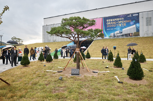 심재국 평창군수과 그레고리 주노드 세계올림픽도시연맹 회장, 이보 페리아니 IBSF 회장을 비롯한 주요 인사들 지난 23일 강원 평창 대관령 평창올림픽플라자 일원에서 열린 2025 세계올림픽도시연맹 총회(World Union of Olympic Cities General Assembly) '올림픽 레거시 포럼'에서 기념사진을 촬영하고 있다. [사진=2018평창기념재단]