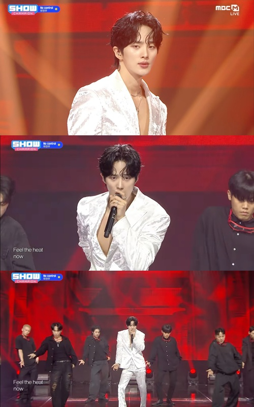 유현우가 신곡 '노 컨트롤' 데뷔 무대를 꾸미고 있다. [사진= MBC M 방송화면 캡처]