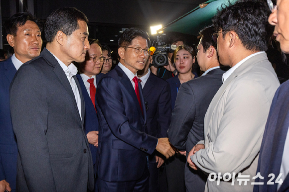 홍준표 전 대구시장이 지난 4월 29일 국민의힘 대선 경선에서 탈락한 직후 서울 여의도 대하빌딩 선거 캠프 사무실에서 정계 은퇴 관련 기자회견을 하고 있다. [사진=연합뉴스]