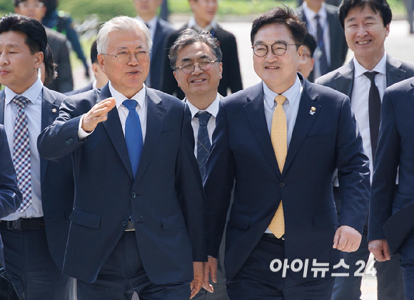 문재인 전 대통령 내외, 우원식 국회의장과 참석자들이 25일 오후 서울 여의도 국회 도서관에서 열린 4.27 판문점선언 7주년 기념식에 참석하고 있다. [사진=곽영래 기자]