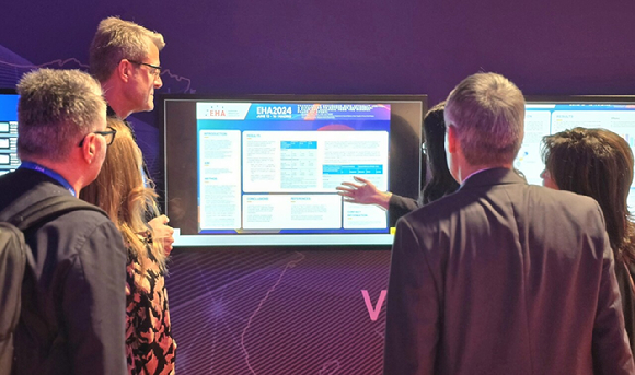 삼성바이오에피스 관계자가 유럽 혈액학회에서 '에피스클리'(성분명 에쿨리주맙) 임상 3상 후속 결과를 발표하고 있다. [사진=삼성바이오에피스 제공]