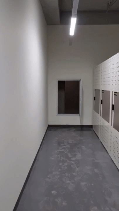 관악구 H아파트 내 일부 저층 세대가 현관부와 피트공간을 불법 확장해 전용공간으로 활용하면서 논란이 불거졌다. [그래픽=조은수 기자 ]