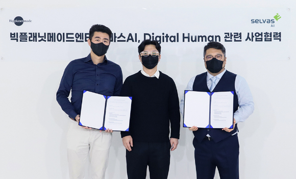 이항섭 셀바스AI 사업대표와  최재호 빅플래닛메이트엔터 대표이사가 ‘아이돌 디지털트윈 사업’계약 체결 후 기념촬영을 하고 있다. [사진=셀바스AI]