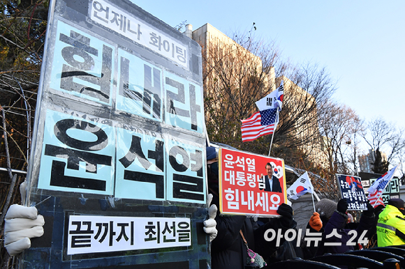 12.3 비상계염 관련 내란 우두머리 혐의를 받는 윤석열 전 대통령의 결심공판이 진행 중인 가운데 13일 서울 서초구 서울 중앙지방법원 앞에서 윤 전 대통령의 지지자들이 피켓을 들고 있다. [사진=곽영래 기자]