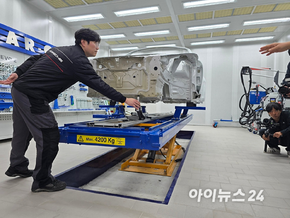 (가운데) 마티아스 부세 포르쉐코리아 대표가 12일 서울 '포르쉐 서비스 센터 성수'에서 열린 기자간담회에서 기자들의 질문에 답하고 있다. [사진=김종성 기자]