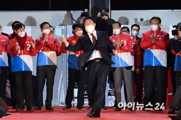 제20대 대통령으로 당선이 확정된 윤석열 국민의힘 대선 후보가 10일 새벽 서울 여의도 중앙당사에서 지지자들을 향해 어퍼컷 세리머니를 하고 있다. [사진=김성진 기자]