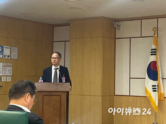 13일 오전 국회 의원회관에서 박성중 국회 과학기술정보방송통신위원회 국민의힘 간사 주최, 한국케이블TV방송협회(KCTA)·서강대 ICT법경제연구소 주관으로 열린 '미디어서비스 산업발전을 위한 법제도 마련의 필요성과 방안모색' 세미나에서 홍대식 서강대 교수가 발제하고 있다. [사진=박소희 기자]