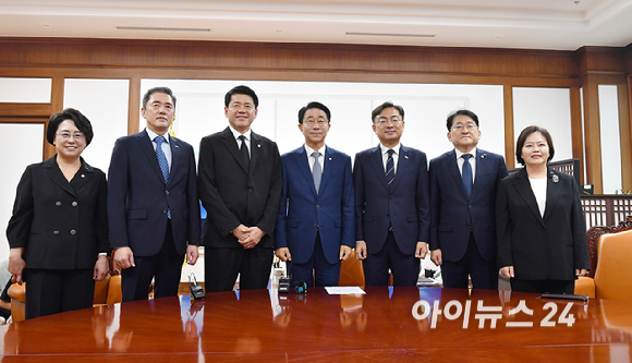 조국혁신당 신장식 당대표와 김준형 원내대표 등 신임 지도부가 27일 서울 여의도 국회에서 조정식 국회의장을 만나 기념촬영을 하고 있다. [사진=곽영래 기자]