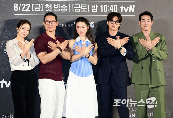 (왼쪽부터)김태희-대니얼 대 킴-레이나 하디스티-김지훈-션 리차드가 21일 오전 서울 용산구 CGV아이파크몰점에서 열린 아마존 프라임 비디오 시리즈 '버터플라이(Butterfly)' 제작발표회에 참석하고 있다. [사진=정소희 기자]