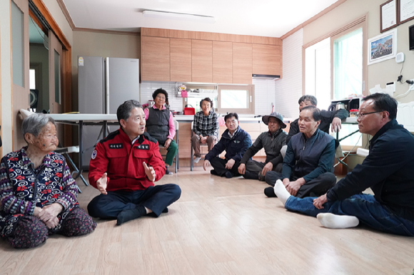 남성현 산림청장(왼쪽)이 9일 일일 산불감시원으로 충남 공주시 사곡면 마을회관을 찾아 주민들에게 "산림과 가까운 곳에서 고춧대, 깻대 등 영농부산물과 쓰레기를 태우지 말아 달라"고 당부하고 있다. [사진=산림청]