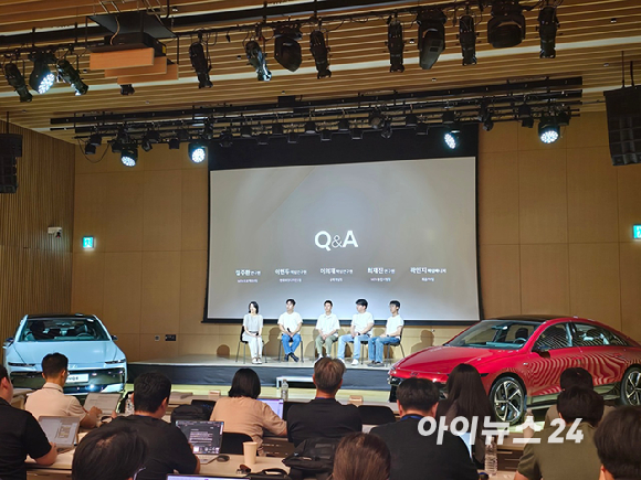 현대차 연구원이 28일 경기도 고양 현대모터스튜디오 고양에서 열린 '더 뉴 아이오닉 6 테크토크' 행사에서 차량에 적용된 기술에 대해 설명하고 있다. [사진=김종성 기자]