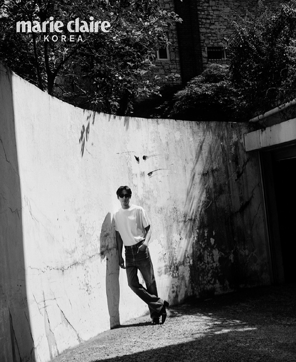 배우 박성훈이 화보 촬영에서 포즈를 취하고 있다. [사진=마리끌레르]
