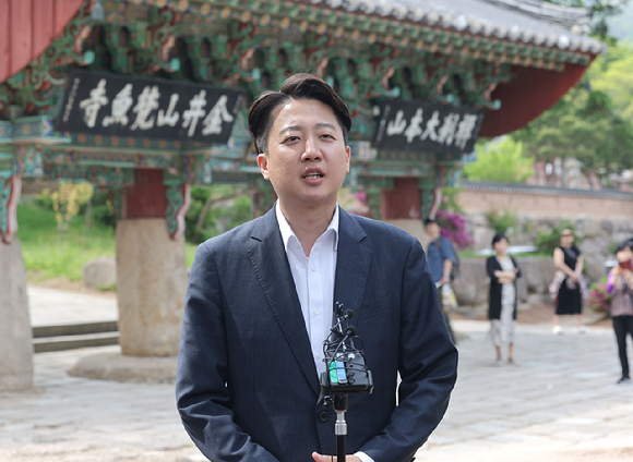 개혁신당 이준석 대선 후보가 14일 부산 금정구 범어사 안양암 방문을 마친 뒤 취재진 질문에 답하고 있다. 2025.5.14 [사진=연합뉴스]