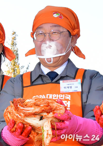 더불어민주당 이재명 대표가 지난 22일 오후 서울 여의도 국회에서 열린 2024 대한민국 김치대전에서 김치를 들고 포즈를 취하고 있다. [사진=곽영래 기자]