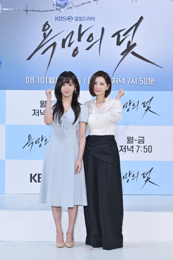 배우 장서희 전혜원이 10일 KBS 2TV 새 일일드라마 '욕망의 덫' 온라인 제작발표회에서 포즈를 취하고 있다. [사진=KBS]