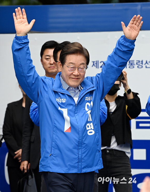 이재명 더불어민주당 대선 후보가 2일 오후 경기도 성남시 야탑역 광장에서 열린 선거유세에서 지지를 호소하고 있다. [사진=곽영래 기자]