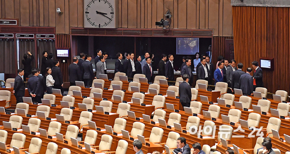 11일 국회 본회의에서 권성동 국민의힘 의원에 대한 체포동의안 표결이 시작되자 국민의힘 의원들이 퇴장하고 있다. [사진=곽영래 기자]
