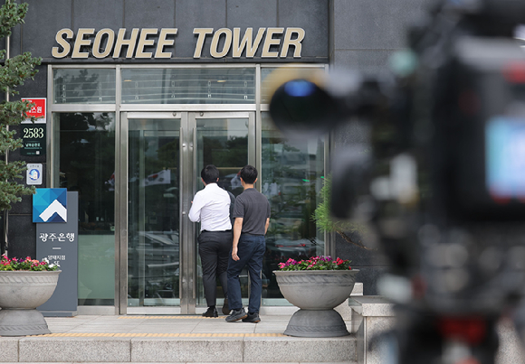 윤석열 전 대통령의 배우자 김건희 여사가 지난 6일 광화문에 위치한 '김건희 특검' 사무실에 출석하고 있다. [사진=곽영래 기자]