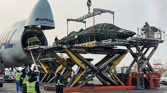 CJ대한통운이 인천공항에서 인도네시아로 보낼 T-50i 훈련용 전투기의 동체를 화물기에 적재하고 있다. 동체, 날개, 수직꼬리날개, 엔진 등 4개의 핵심부품으로 분해된 상태에서 운송된 후 현지에서 재조립됐다. [사진=CJ대한통운]