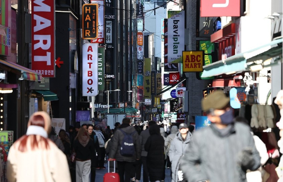 서울의 한 식당가가 북적이고 있다. [사진=연합뉴스]