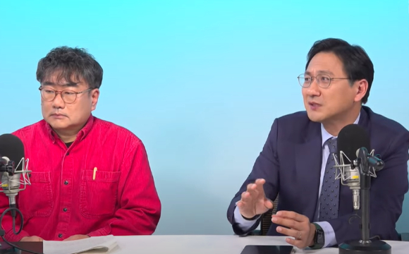  직원을 폭행하고 6000만원 임금을 체불한 혐의로 구속됐던 전남 신안군 염전업자의 근황이 공개됐다. 사진은 작업자가 염전에서 일하고 있는 모습. [사진=연합뉴스]