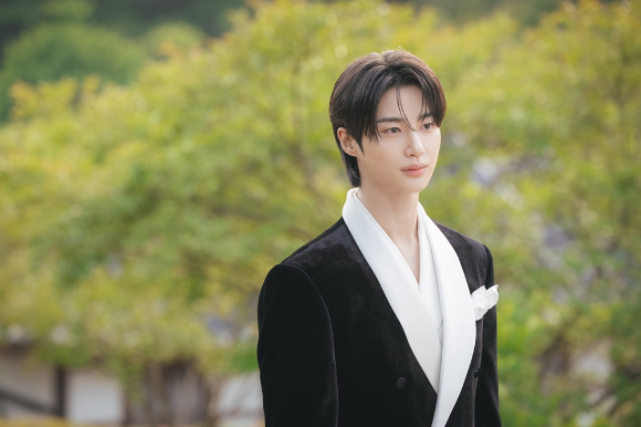 배우 아이유와 변우석이 MBC 새 금토드라마 '21세기 대군부인'에서 열연하고 있다. [사진=MBC]