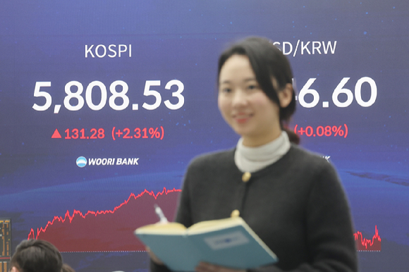 20일 서울 중구 우리은행 딜링룸에서 직원이 업무를 보고 있다. 이날 코스피는 전장보다 131.28포인트(2.31%) 오른 5,808.53으로 거래를 마감했다. 2026.2.20 [사진=연합뉴스]