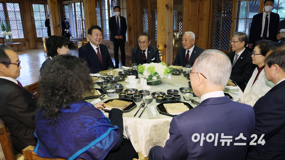 윤석열 대통령 당선인이 13일 서울 성북구 한국가구박물관에서 각 분야의 원로들에게 고견을 듣는 '경청식탁, 지혜를 구합니다' 행사에 참석해 참석자들과 기념촬영을 하고 있다. 왼쪽부터 문정희 동국대 교수, 김황식 전 총리, 신낙균 전 여성유권자연맹회장, 정대철 소강육영재단 이사장, 윤 당선인, 신영균 국민의힘 상임고문회 회장, 김명자 전 환경부 장관, 반기문 전 유엔사무총장, 전윤철 전 공정거래위원장. [사진=인수위사진기자단]