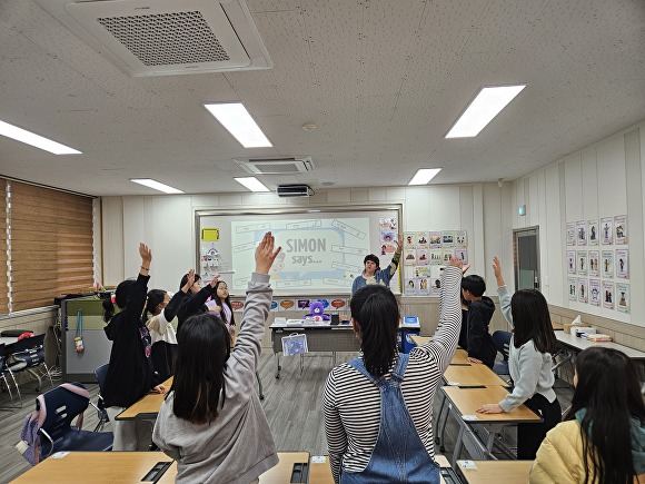 학생들이 영어독서 프로그램 ‘웰컴 투 북랜드'에 참여하고 있다. [사진=제주국제교육원]