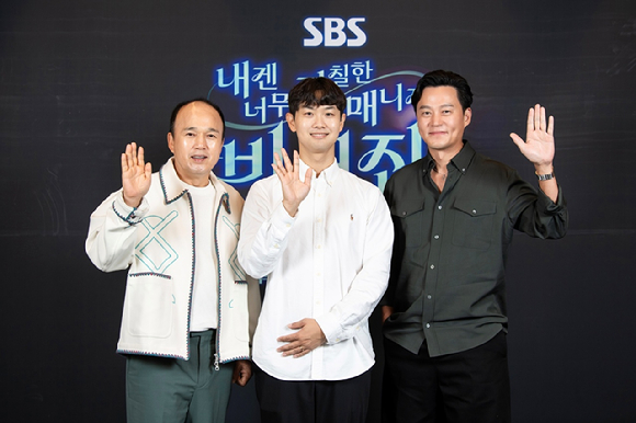 이서진 김광규가 2일 서울 중구 커뮤니티하우스 마실에서 열린 SBS 새 예능 '내겐 너무 까칠한 매니저-비서진' 기자간담회에서 포즈를 취하고 있다. [사진=SBS]