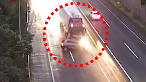 고속도로에서 트레일러가 SUV를 들이받은 뒤 그대로 수백미터를 밀고 갔다 [사진=연합뉴스]