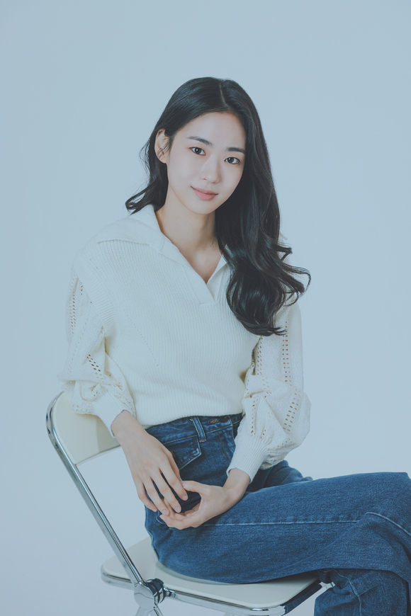 배우 이이담이 JTBC 드라마 '공작도시' 종영 인터뷰에 앞서 포즈를 취하고 있다. [사진=스튜디오 산타클로스]