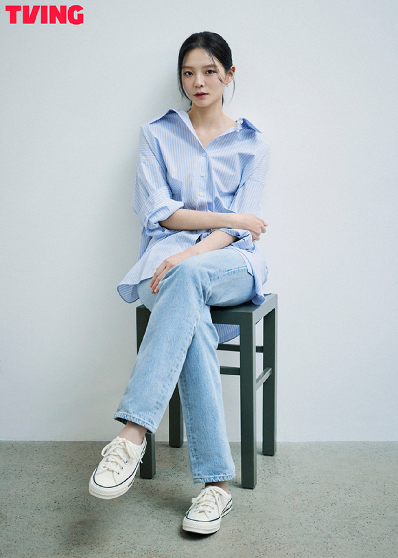 배우 이솜이 티빙 오리지널 시리즈 'LTNS' 인터뷰를 앞두고 사진촬영을 하고 있다. [사진=티빙]