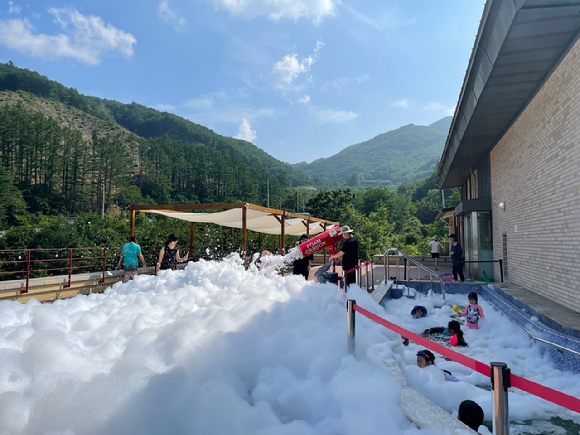 산림청 산하 공공기관인 한국산림복지진흥원이 본격적인 여름 휴가철을 맞아 전국 국립산림복지시설에서 가족을 위한 이색 산림복지프로그램을 제공한다. [사진=한국산림복지진흥원/산림청]