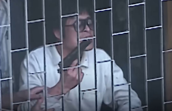 지난 1988년 10월 16일. 지강헌이 서울시 서대문구 북가좌동 고모 씨 집에서 인질극을 벌이고 있는 모습. [사진=유튜브 '엠빅뉴스' 캡처]