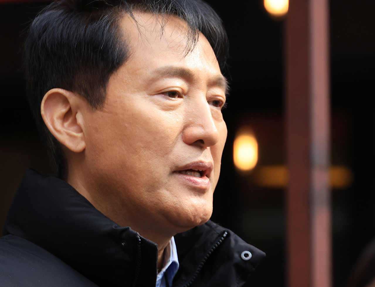 오세훈 서울시장이 9일 전월세 청년 주거난 관련 현장 점검을 위해 서울 동대문구 휘경동 1인 가구 밀집 지역을 방문해 대학생, 취업준비생, 공인중개사 등과 주변을 돌아보고 취재진의 질문에 답하고 있다. 2026.3.9 [사진=연합뉴스]