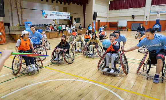 7일 남양주에 있는 평내초등학교 학생들이 체험교실에 참가해 휠체어농구를 하고 있다. [사진=코웨이]