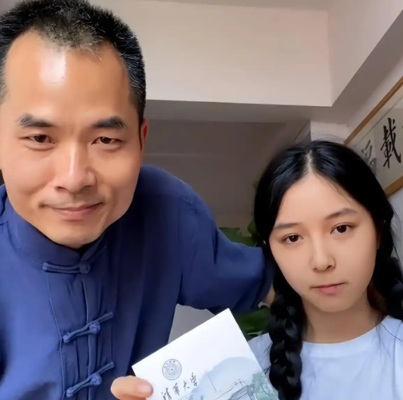 빼어난 미모로 중국에서 화제가 됐던 칭화대생 장선신란의 아버지가 "예쁜 소녀들에게 라이브 스트리밍은 적합하지 않다"는 발언으로 논란이 일고 있다. 사진은 장선신란. [사진=바이두 ]