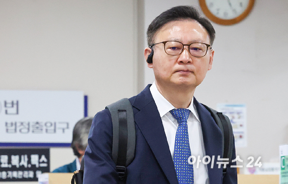 삼부토건 관계사인 웰바이오텍 주가조작에 가담한 혐의를 받는 구세현 전 대표가 11일 서울 서초동 서울중앙지방법원에서 열리는 1심 속행공판에 출석하고 있다. [사진=사진공동취재단 ]