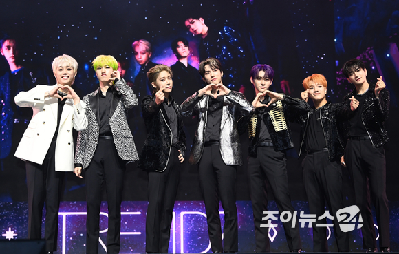 그룹 트렌드지(TRENDZ)가 8일 오후 서울 한남동 블루스퀘어에서 열린 트렌드지 미니 2짐 'BLUE SET Chapter 2. CHOICE' 발매 기념 미디어 쇼케이스에 참석해 포토타임을 갖고 있다. [사진=정소희 기자]