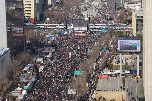 서울구치소에서 석방된 윤석열 대통령이 8일 서울 한남동 관저 앞에서 차에서 내려 지지자들에게 손을 들어 보이고 있다. 2025.3.8 [사진=연합뉴스]