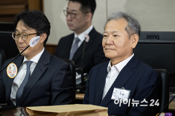 12·3 비상계엄 관련 언론사 단전·단수를 지시한 혐의로 구속기소 된 이상민 전 행정안전부 장관이 17일 오전 서울 서초구 서울중앙지방법원에서 열린 첫 공판에 출석하고 있다. [사진=사진공동취재단]